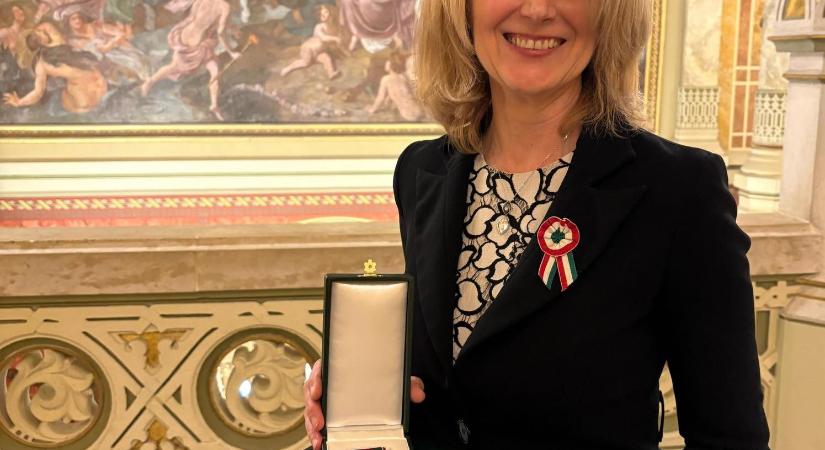 Mosolits Erika munkáját Magyar Arany Érdemkereszttel ismerték el