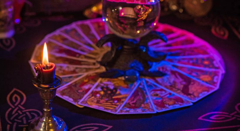 Heti Tarot jóslás 2026. március 16-22: nagy felismeréseket jelez a Kardok Ásza