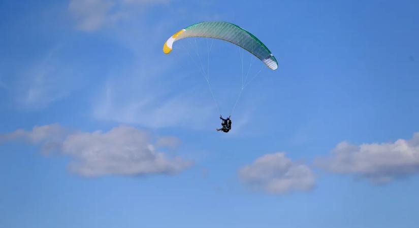 Motoros siklóernyő zuhant le Érolasziban, két ember meghalt