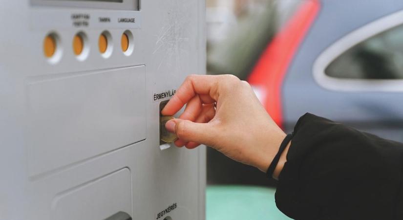 Jó hír az autósoknak: mától olcsóbb a mobilparkolás