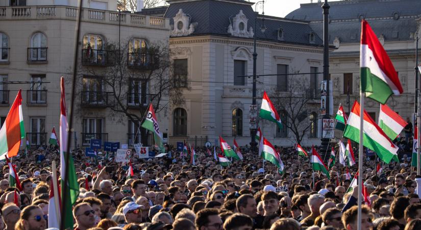 Még egy kis március 15-ei tömegmatek: a Nemzeti Meneten kétszer annyi ideig vonultak az emberek, mint a Békemeneten