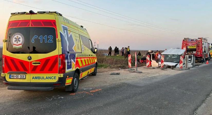 Szinte eltűnt a kisbusz eleje a földben, súlyos sérültjei is vannak a hétfői balesetnek (fotók)