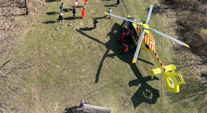 Mentőhelikopter landolt a népszerű kilátónál, túrázó került bajba