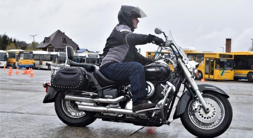 Puhatestűek vagyunk a vasszekerek között – ezért különösen veszélyes a tavaszi motorozás