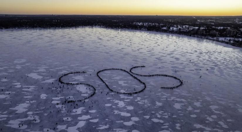 Vészhelyzet a jégen – két turista rekedt a befagyott Balti-tenger közepén