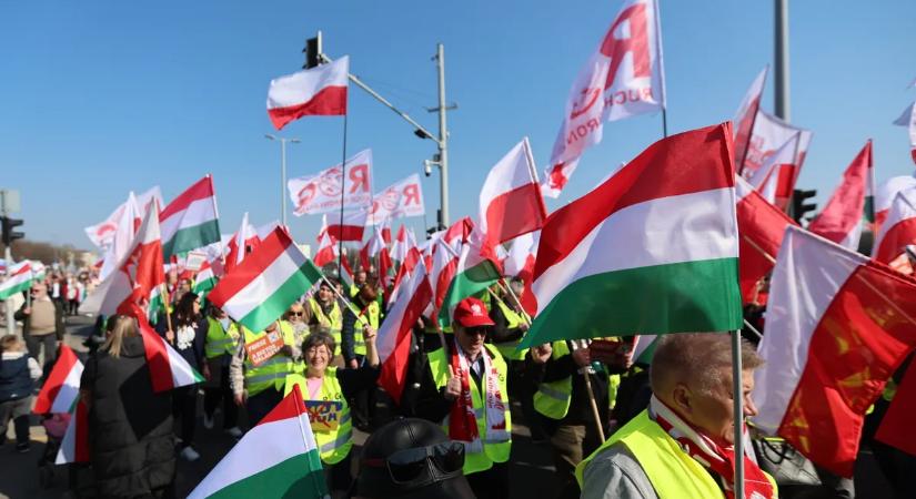 „A hazánkért, a békéért és a jólétért itt kell, hogy legyek” - rengetegen gyűltek össze a Békemenetre