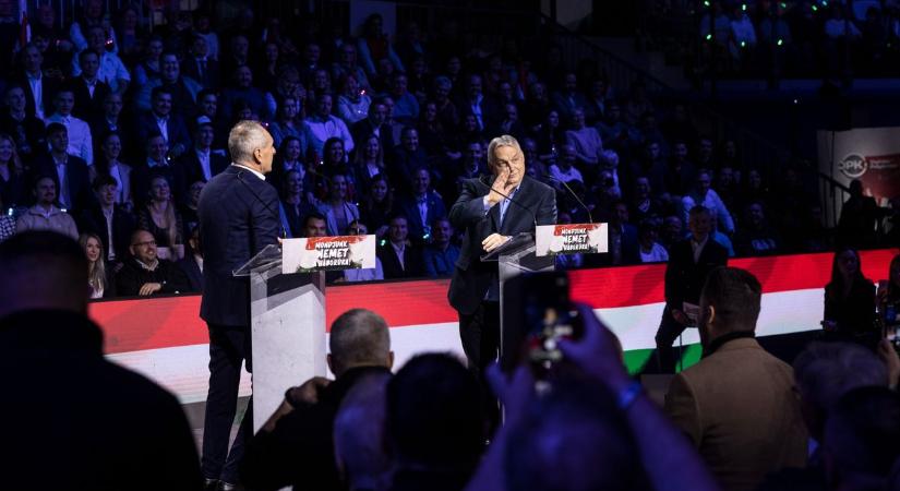 Nem zárják le a Kossuth teret Orbán Viktor beszéde alatt, bárki besétálhat a térre, de a TEK figyel