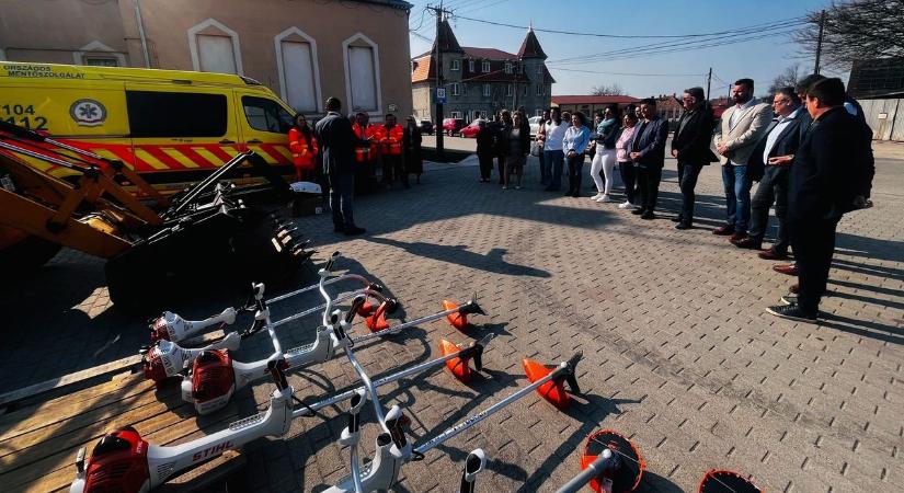Új mellkas kompressziós készüléket, járműveket és munkagépeket kaptak az enyingiek