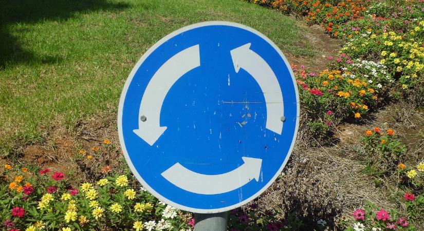 Autók ütköztek az emődi körforgalomnál