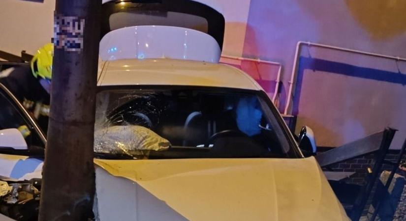 Kerítés és villanyoszlop közé hajtott egy személygépkocsi hajnalban