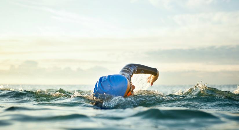 Brrr! Ez ám a jéghideg bevállalás: 8,8 fokos vízben úszták át hétvégén a Balatont  fotók