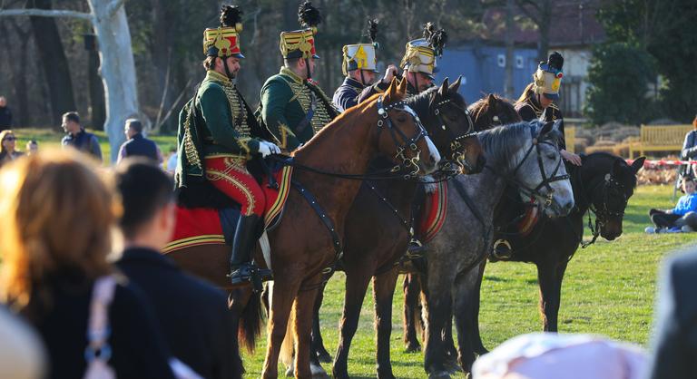 Huszárokkal és forradalmi akadálypályával ünnepeltek a gödöllői kastély parkjában