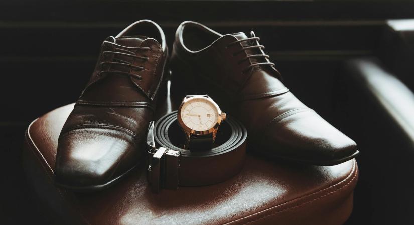 Öv és cipő párosítása: mikor kell egyezniük?