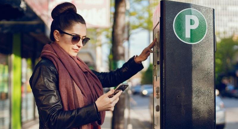 Mától kezdve nem kell kényelmi díjat fizetni, ha mobilparkolást indítunk