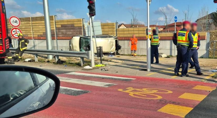 Ittasan vezetett az az apa, aki a zajvédő falnak ütközött Győrben? - videó