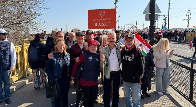 Ezt nézd: Úgy táncolt a képviselő, hogy még a telefonja sem bírta! (videó)