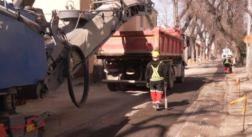 Nagyfelületű útjavítási munka kezdődött a Szív utcában
