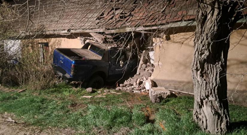 Bement a terepjáró a bugyi családi házba a falon keresztül