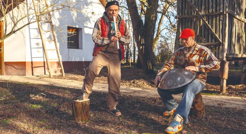 Laár András két fiatallal és három kutyával él együtt egy tanyán