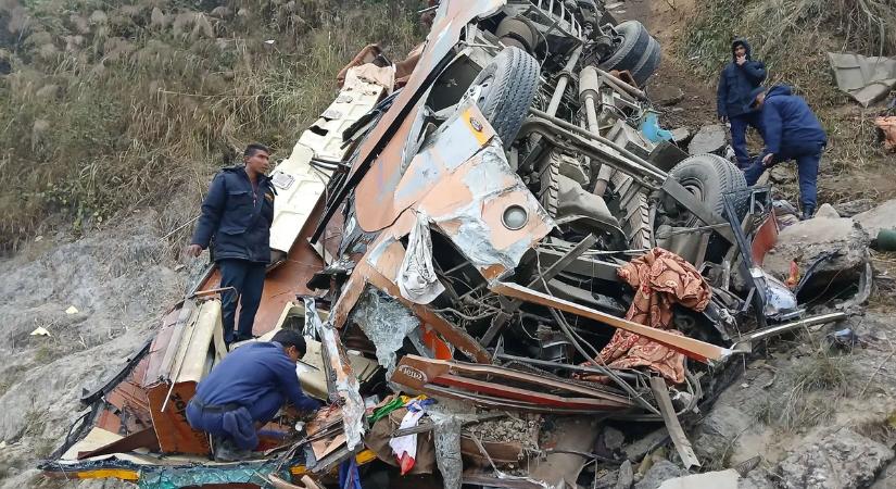 Zarándokokat szállító busz zuhant a mélybe Nepálban, legalább heten meghaltak