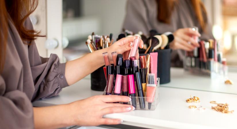 Íme 4 jel, hogy ideje megszabadulnod a szépségápolási termékeidtől a bőrgyógyászok szerint