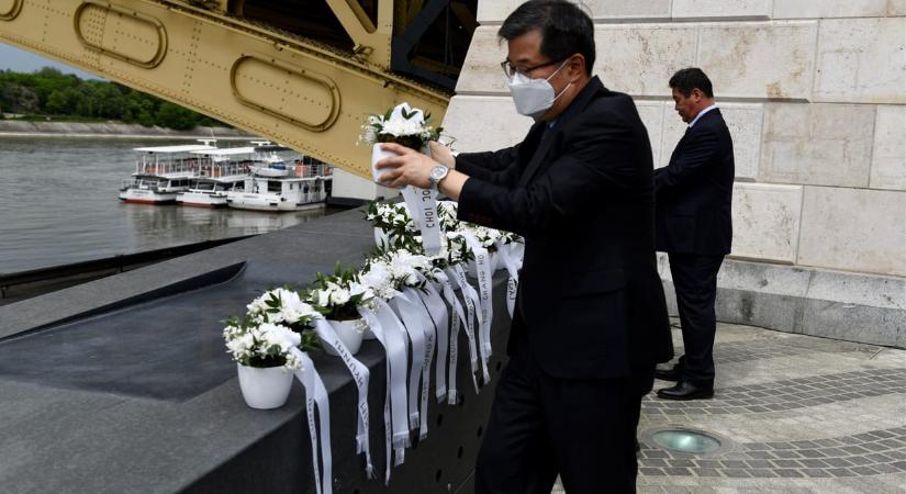 Két embert kimentettek, egy harmadik is megkapaszkodott a hajón, de hozzá már nem értek oda – tanúmeghallgatásokkal folytatódott a Hableány-katasztrófa ügye