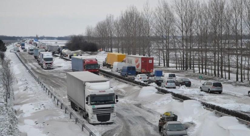 Ezrek ragadtak a hó fogságában, pánik az utakon