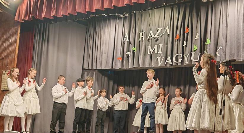 Diákműsorral ünnepeltek vasárnap Bátaszéken