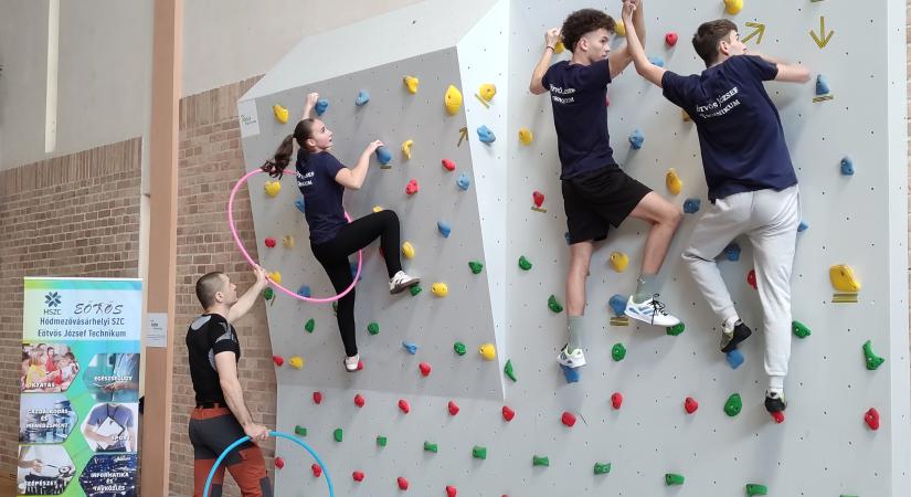 Ötmilliós mászófalat avattak a Balogh Imsi Sportcsarnokban – videóval