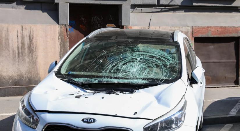 Rejtélyes telefonhívás után zuhant az autóra a férfi Erzsébetvárosban: megszólal a Borsnak a szemtanú