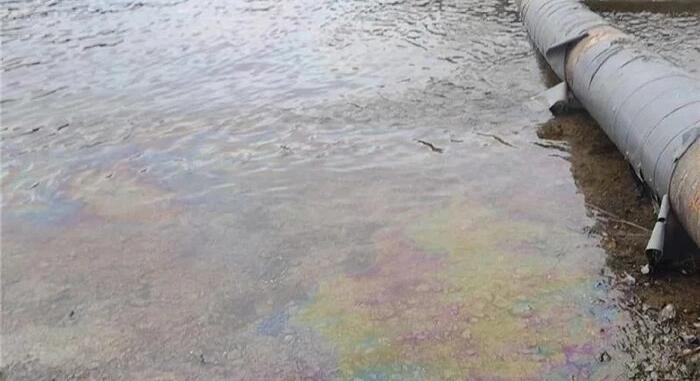 Környezeti vészhelyzetet hirdetettek Moldovában a Dnyeszter folyó szennyezése miatt.