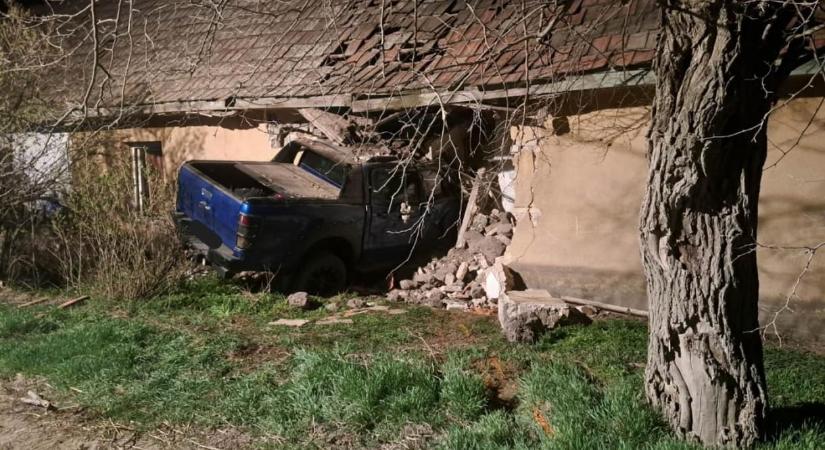Terepjáró csapódott egy családi házba Bugyi községben, az épület lakhatatlanná vált - fotók