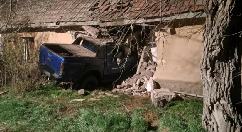 Családi ház falába rongyolt egy terepjáró Bugyi határában