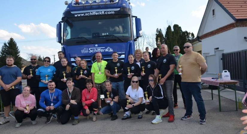 A képviselő-jelölt sem volt rest elhúzni egy kamion, amikor erőt kellett mutatni; dülledtek az izmok hétvégén Csokonyavisontán