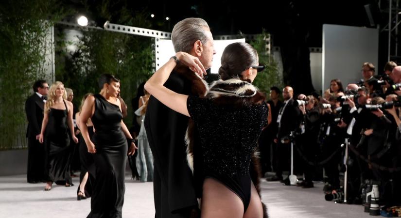 Jeff Goldblum felesége nem szégyenlősködött az Oscar-afterpartin: mindenki az ő szettjét figyelte