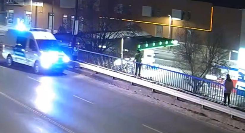 Látták átmászni a korláton az öngyilkosságot tervező férfit – videó, 18