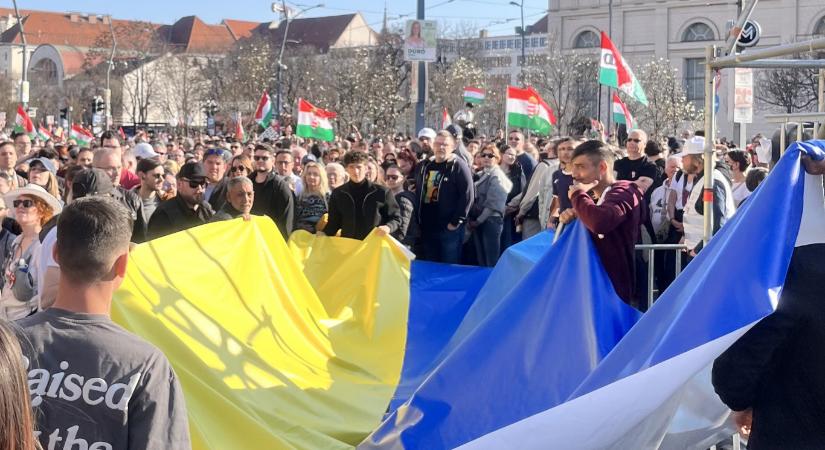 A Fidesz trollfarmos emberével fotózkodott az egyik srác, aki a tiszás meneten kifeszítette az ukrán zászlót