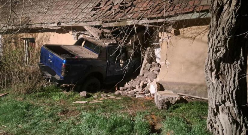 Családi ház falán tört át egy terepjáró Bugyin