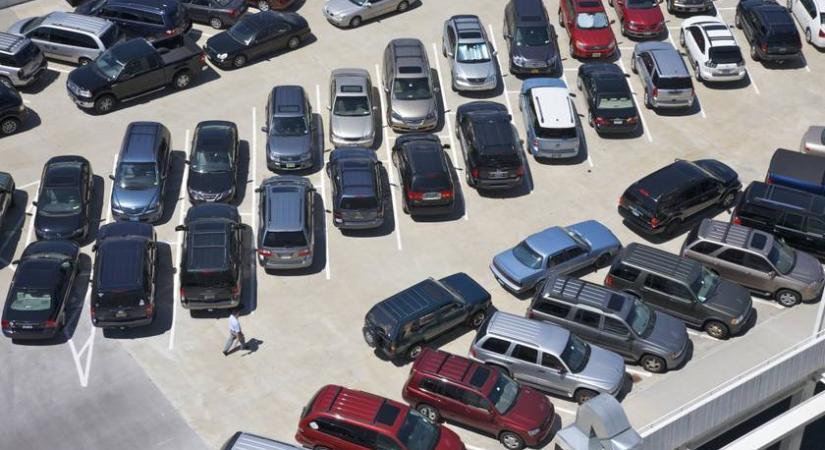 Fontos változás élesedett hétfőn a parkolásban: rengeteg autóst érint
