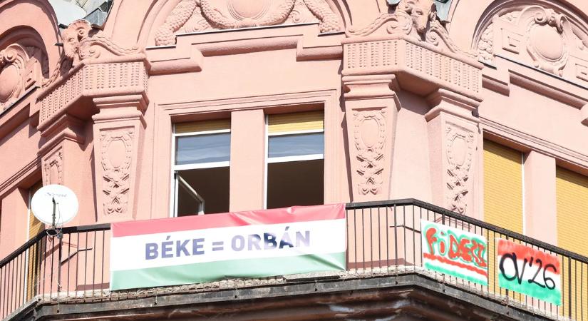 Az ablakokból erősítik a Békemenet az emberek - fotókon mutatjuk a legerősebb üzeneteket