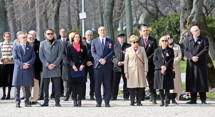 A szabadság nem ajándék – ünnepi megemlékezést tartottak a Tagore sétányon (galéria)