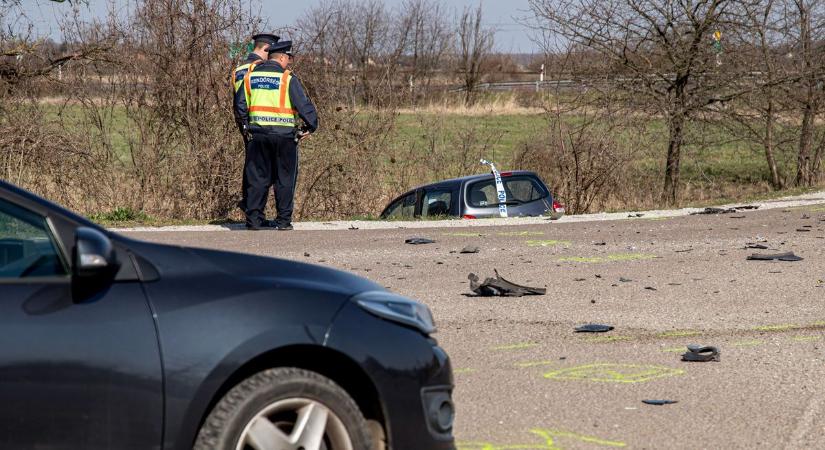 Rosszul lett és árokba csapódott egy autós a 3-as főúton, a balesetnek sérültje is van - fotókkal, videóval