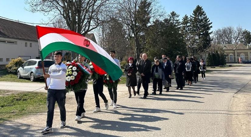 A szabadságharc hőseire emlékeztek meg a Szent István téren Mezőtárkányban