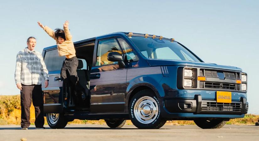 Így lesz a japán egyterűből klasszikus amerikai busz