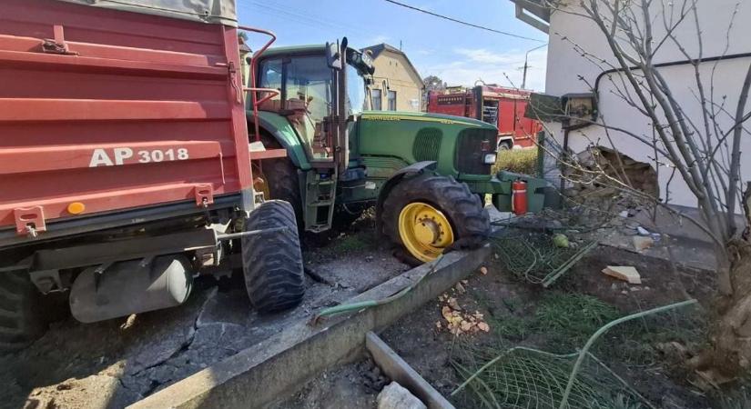 Oszlopot és kerítést döntött egy traktor, ezután egy ház falának csapódott – tűzoltók a helyszínen