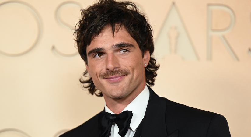 Mennyire édesek! Jacob Elordi gyönyörű édesanyjával érkezett az Oscar vörös szőnyegére