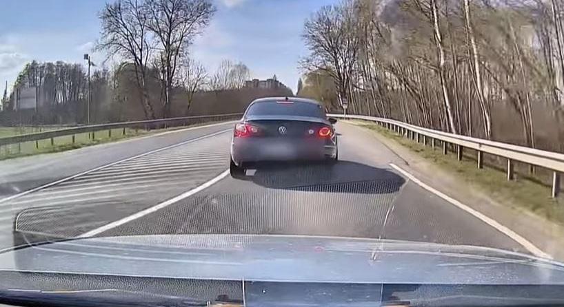 Forgalomból kivont kocsival, záróvonalnál előzött, ám pechjére éppen egy civil rendőrt – videó