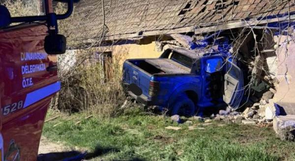 Fotó: úgy belerepült az autó egy házba, hogy beszakadt az épület, és lakhatatlanná vált