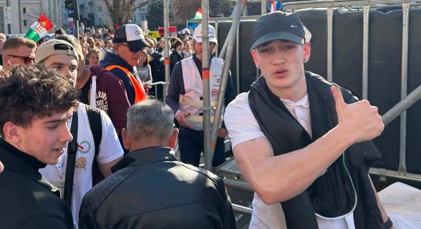 Válogatott kajakos a Tisza-meneten ukrán zászlóval provokáló fiatalok egyike