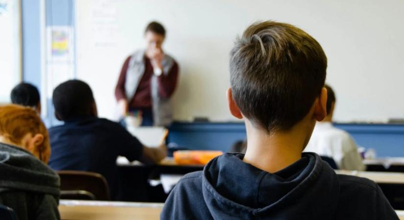 Hét év alatt nagyot csökkent a természettudományos tárgyakat tanítók száma